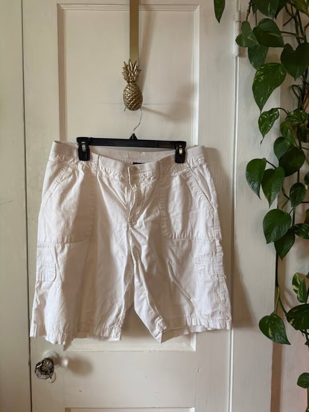 relaxed fit women’s size 12 medium white shorts